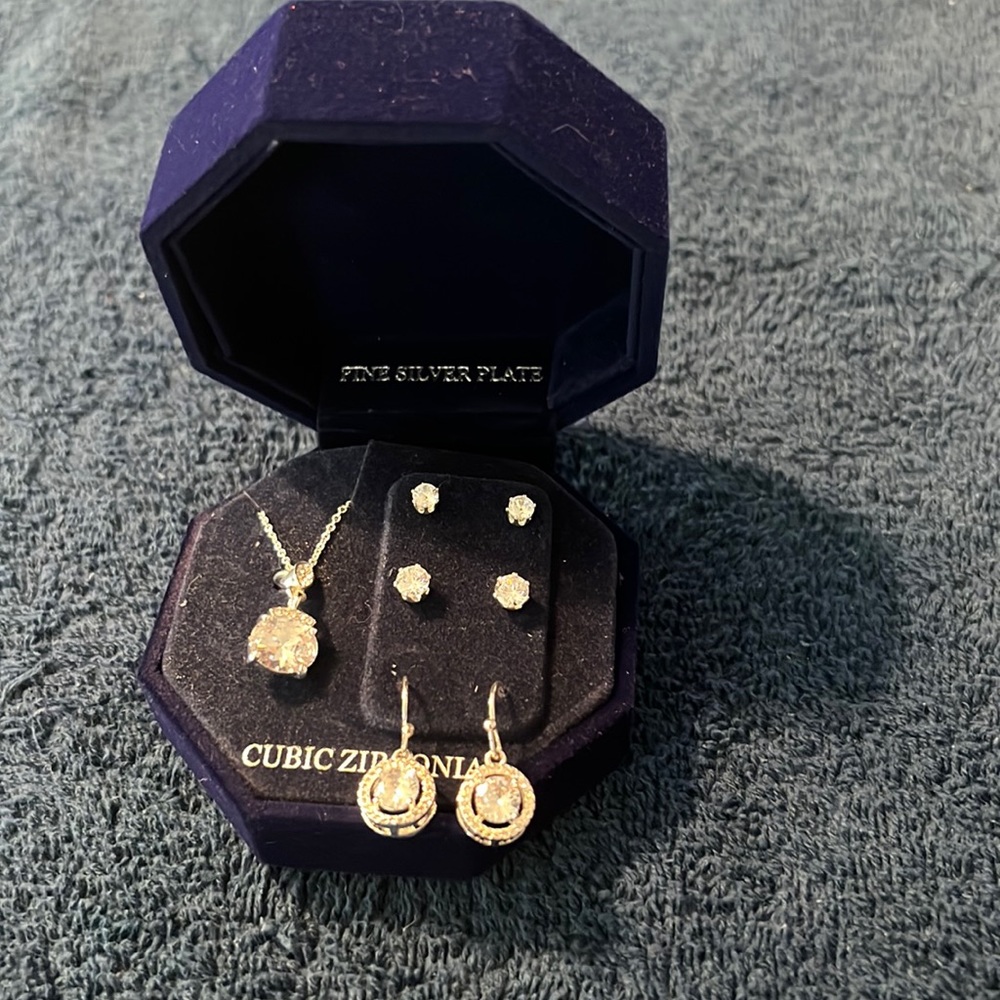 Women’s necklace and earrings set